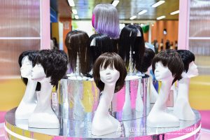 How do glueless wigs impact sustainability efforts?